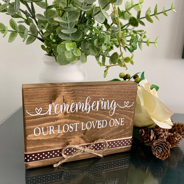 Wedding Sign, Remembering our Lost Loved Ones, Wooden Sign, Wedding Decor. Measures 14 cm x 9.5 cm. Natural Farmhouse Wooden look.